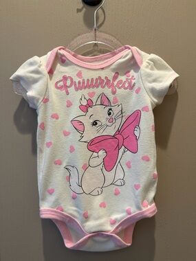 Disney White and Pink 'Purrfect' Kitten One-Piece Bodysuit